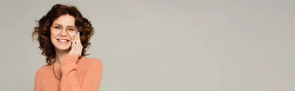 Щаслива Жінка Окулярах Персиковий Светр Розмовляє Мобільному Телефоні Ізольовано Сірому — стокове фото