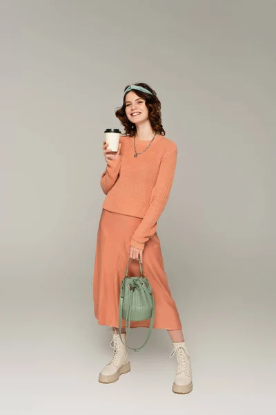 Full Length Happy Woman Headband Holding Coffee Bag While Standing — Stock Photo, Image