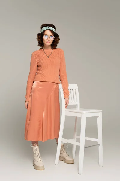 Full Length Curly Woman Glasses Headband Standing Chair Gray — Stock Photo, Image