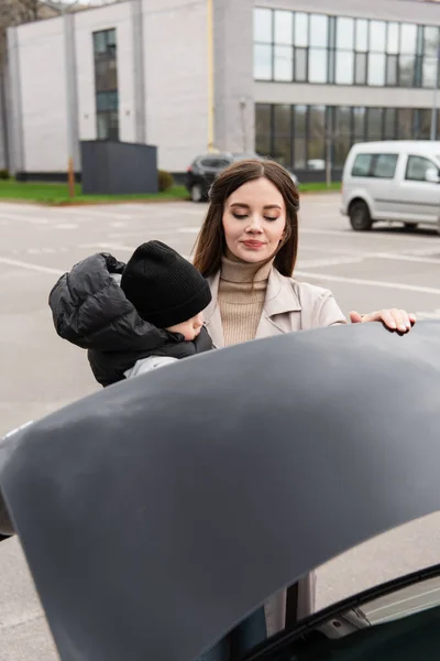 Jonge Vrouw Met Peuter Zoon Sluiten Auto Kofferbak Buiten — Stockfoto