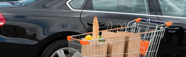 Carrello Della Spesa Con Alimentari Freschi Vicino Auto Nera Banner — Foto Stock