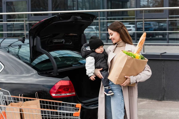 Gelukkig Vrouw Met Zoon Handen Vers Eten Boodschappentas Buurt Van — Stockfoto