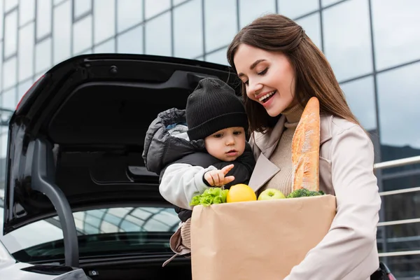 Toddler Boy Pointing Fresh Food Shopping Bag Happy Mother Outdoors — Stock Photo, Image