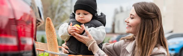 Gelukkig Vrouw Geven Vers Oranje Naar Peuter Jongen Buiten Banner — Stockfoto