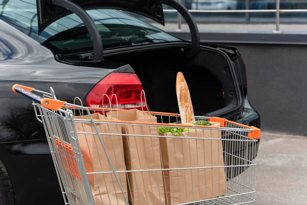 Black Car Open Trunk Shopping Trolley Grocery — Stock Photo, Image