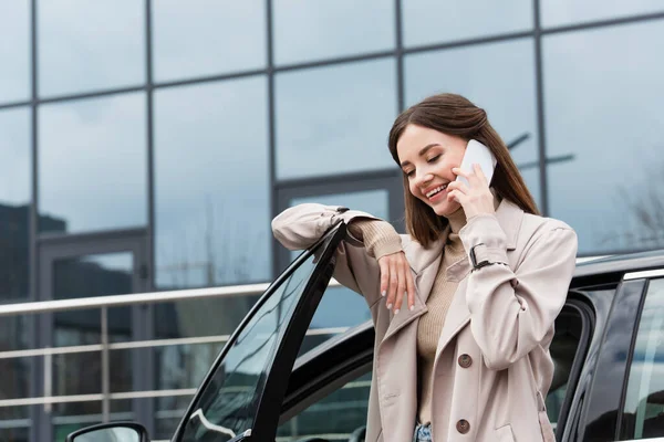 Giovane Donna Sorridente Mentre Parla Sul Cellulare Vicino All Automobile — Foto Stock