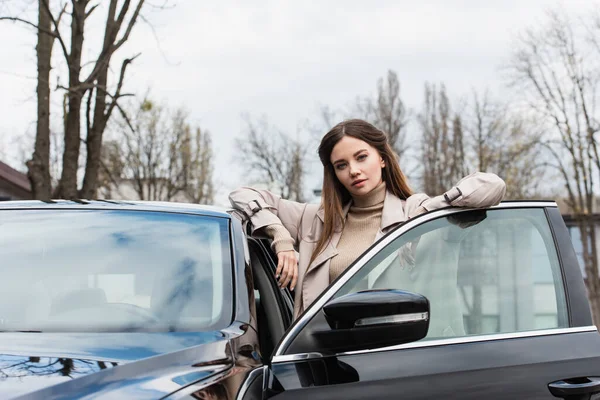 Ung Kvinna Tittar Kameran När Står Nära Bilen Utomhus — Stockfoto