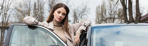 Mulher Bonita Casaco Trincheira Olhando Para Câmera Perto Carro Livre — Fotografia de Stock