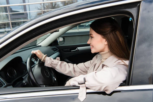 Pretty Young Woman Smiling While Driving Car City — Stock Photo, Image