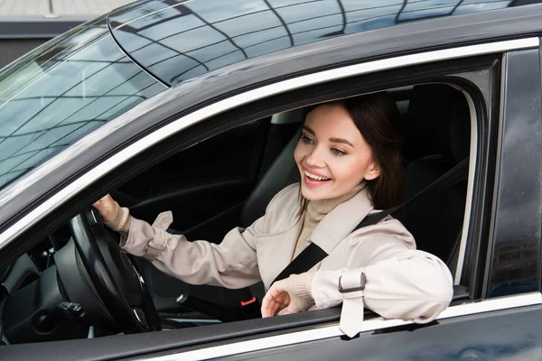 Mooie Jonge Vrouw Glimlachen Tijdens Het Rijden Auto Stad — Stockfoto