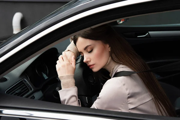 Zmęczona Kobieta Śpiąca Samochodzie Kierownicy — Zdjęcie stockowe