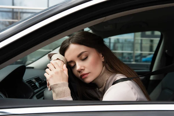 Jovem Mulher Exausta Dormindo Carro Volante — Fotografia de Stock