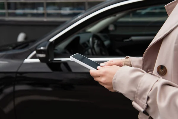 Beskärd Över Kvinna Som Håller Smartphone Med Tom Skärm Utomhus — Stockfoto