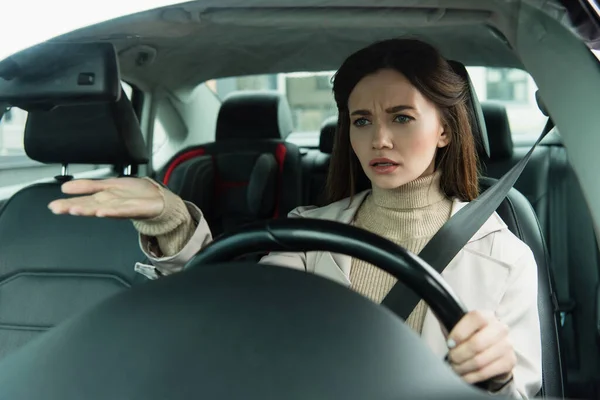 Mulher Descontente Apontando Com Mão Durante Condução Carro Cidade — Fotografia de Stock