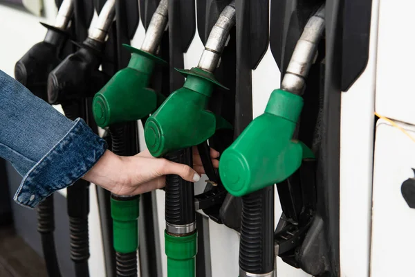 Teilbild Einer Weiblichen Hand Der Nähe Von Benzinpistolen Tankstelle — Stockfoto