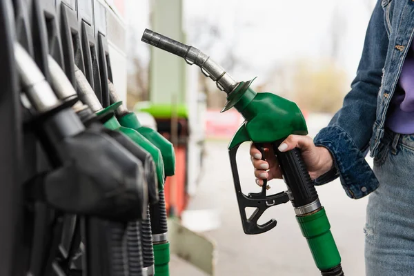 Oříznutý Pohled Ženu Držící Benzinovou Pistoli Čerpací Stanici — Stock fotografie