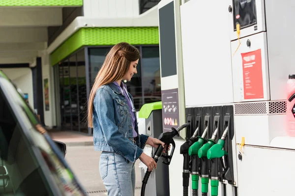 Mulher Sorrindo Levando Pistola Combustível Posto Gasolina — Fotografia de Stock