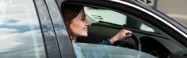 Jovem Mulher Alegre Dirigindo Automóvel Cidade Banner — Fotografia de Stock