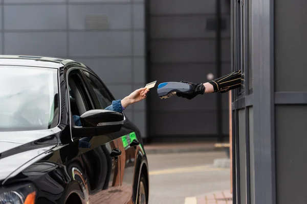 Vista Cortada Mulher Carro Segurando Cartão Crédito Perto Terminal Pagamento — Fotografia de Stock