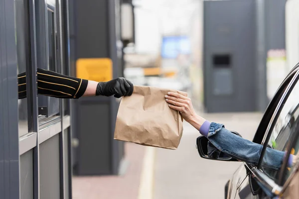 Bijgesneden Beeld Van Kassier Geven Afhaalmaaltijden Aan Bestuurder Auto — Stockfoto