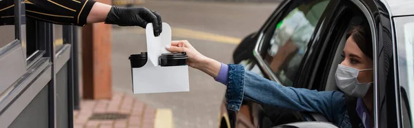 Cajero Dando Bebida Para Llevar Mujer Máscara Médica Coche Pancarta —  Fotos de Stock