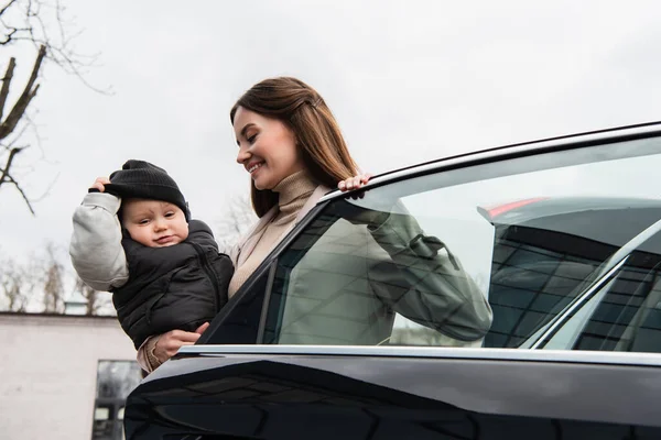 Tevreden Moeder Staan Met Kleine Jongen Buurt Van Auto Buiten — Stockfoto