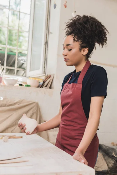 Seria Joven Afroamericana Mujer Sosteniendo Olla Arcilla Mano Cerámica — Foto de Stock