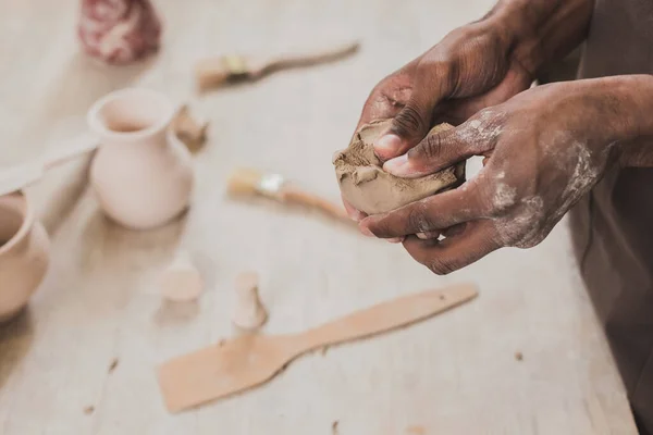 Частичный Вид Молодого Африканского Американца Скульптора Куска Глины Руками Возле — стоковое фото