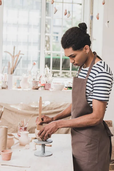 Serious Young African American Man Sculpting Clay Pot Spatula Table — Stock Photo, Image