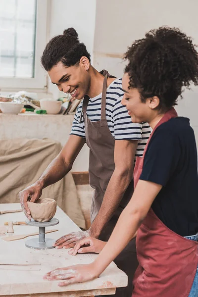 Smiling Young African American Couple Sculpting Clay Pot Pottery — Stock Photo, Image