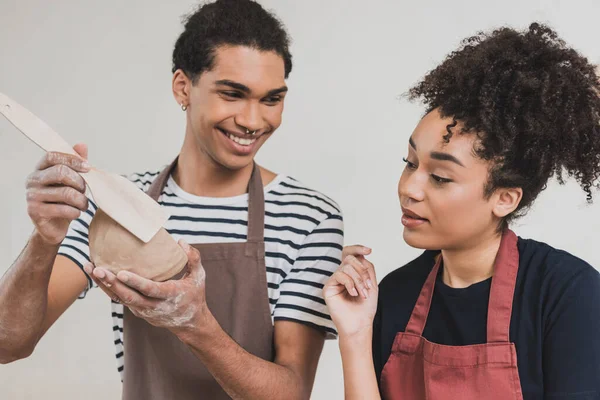 Sonriente Joven Afroamericano Hombre Haciendo Olla Barro Con Espátula Cerca — Foto de Stock