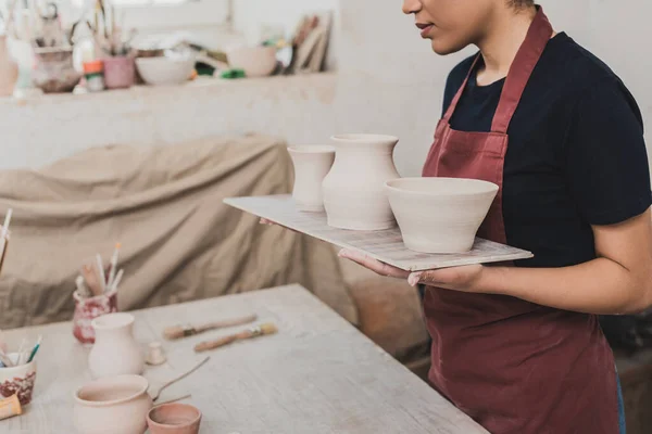 Gedeeltelijk Uitzicht Jonge Afrikaans Amerikaanse Vrouw Met Klei Potten Dienblad — Stockfoto