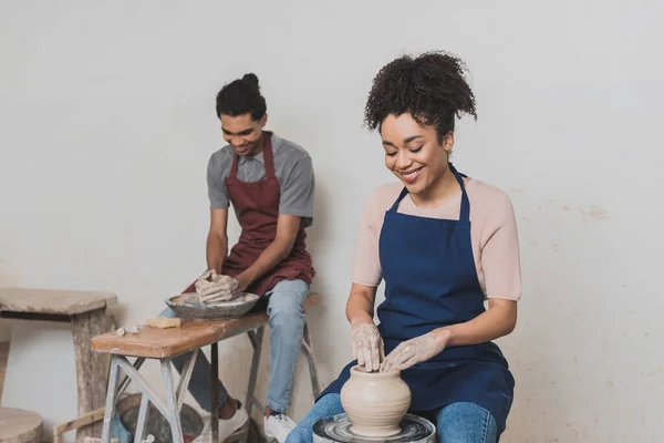 Glimlachen Jong Afrikaans Amerikaans Paar Schorten Werken Met Natte Klei — Stockfoto