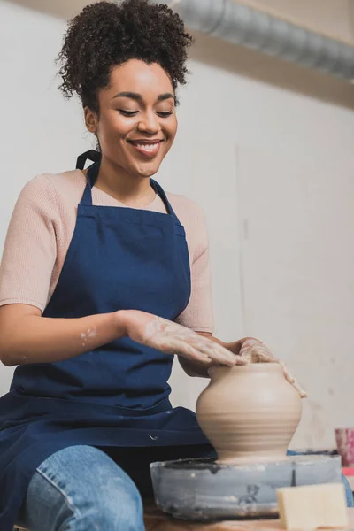 Smiling Young African American Woman Shaping Wet Clay Pot Wheel — Stock Photo, Image