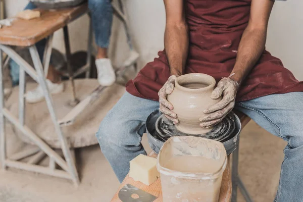 アフリカ系アメリカ人の若い男性が陶器の車輪に土鍋を作っている様子を — ストック写真