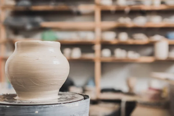 Wet Clay Pot Pottery Wheel Wooden Bench Art Studio — Stock Photo, Image