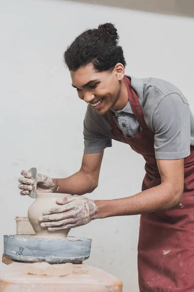 Sonriente Joven Afroamericano Hombre Delantal Formando Olla Arcilla Húmeda Con — Foto de Stock