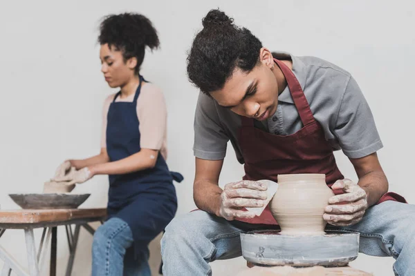 Enfocados Jóvenes Afroamericanos Pareja Delantales Formando Ollas Arcilla Húmeda Cerámica — Foto de Stock