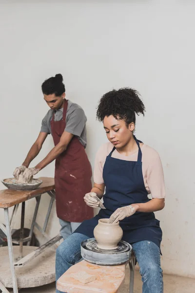 Pareja Afroamericana Joven Concentrada Dando Forma Ollas Arcilla Húmeda Cerámica — Foto de Stock