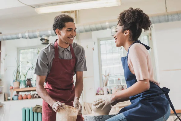 Smiling Young African American Couple Sculpting Pot Wheel Pottery — Stock Photo, Image