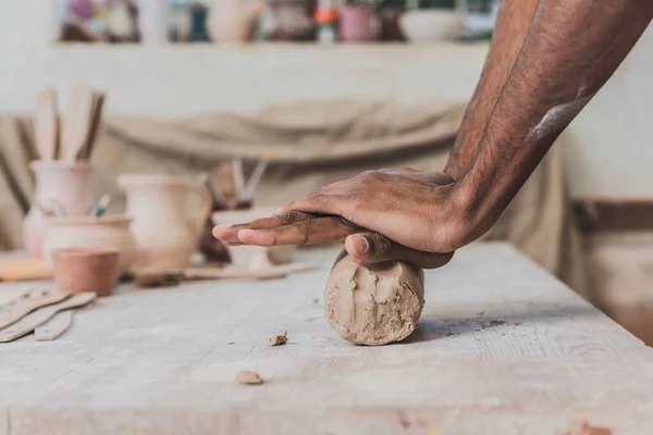 Manos Afroamericanas Masculinas Trabajando Con Arcilla Sobre Mesa Madera Cerámica — Foto de Stock