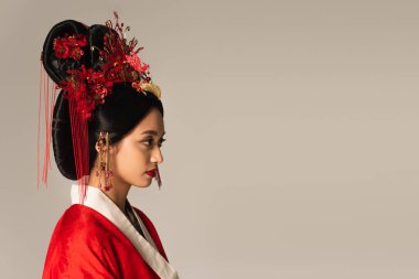 Geleneksel saç modeli gri renkte olan Japon kadının yan görünüşü 