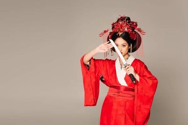 Junge Asiatische Frau Traditioneller Kleidung Hält Schwert Isoliert Auf Grau — Stockfoto