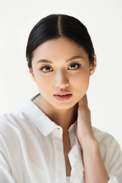 Mooie Aziatische Vrouw Shirt Kijken Naar Camera Geïsoleerd Grijs — Stockfoto