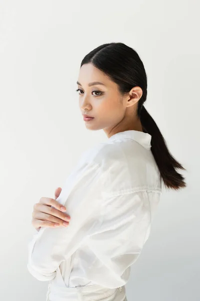Japansk Kvinna Vita Kläder Tittar Bort Isolerad Grå — Stockfoto