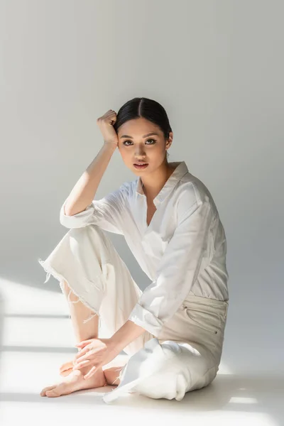 Descalzo Asiático Mujer Blanco Ropa Sentado Gris Fondo — Foto de Stock