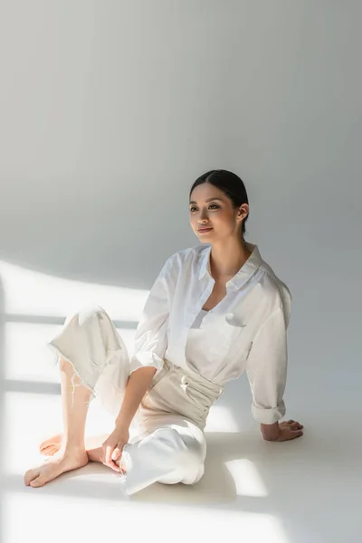 Barefoot Japanese Woman Posing Sunlight Grey Background — Stock Photo, Image