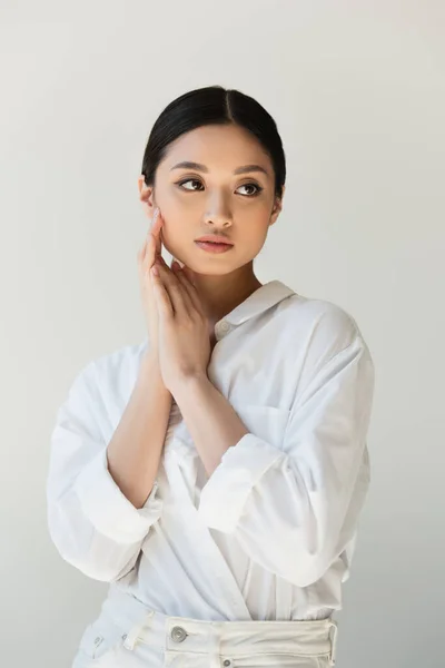 Mujer Bastante Japonesa Posando Aislada Gris —  Fotos de Stock