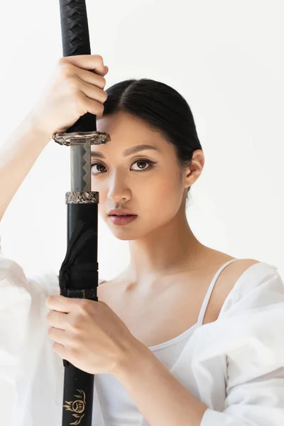 Azji Kobieta Trzyma Miecz Odizolowany Biały — Zdjęcie stockowe