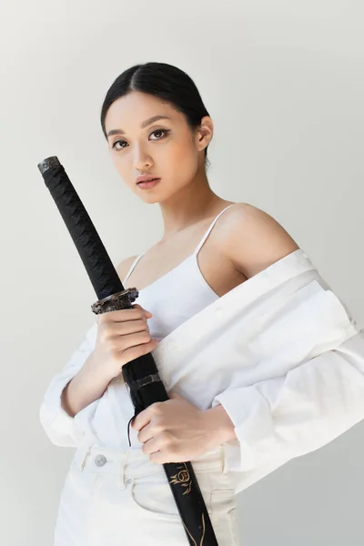 Joven Japonesa Sosteniendo Vaina Espada Aislada Gris — Foto de Stock